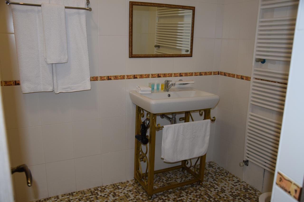 Almaport Hotel Talghar Eksteriør billede